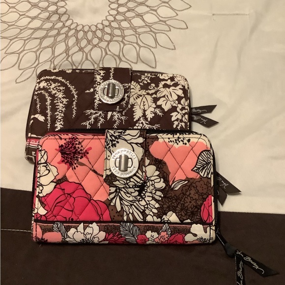 Set of 2 Vera Bradley turn lock wallets. - Picture 1 of 5
